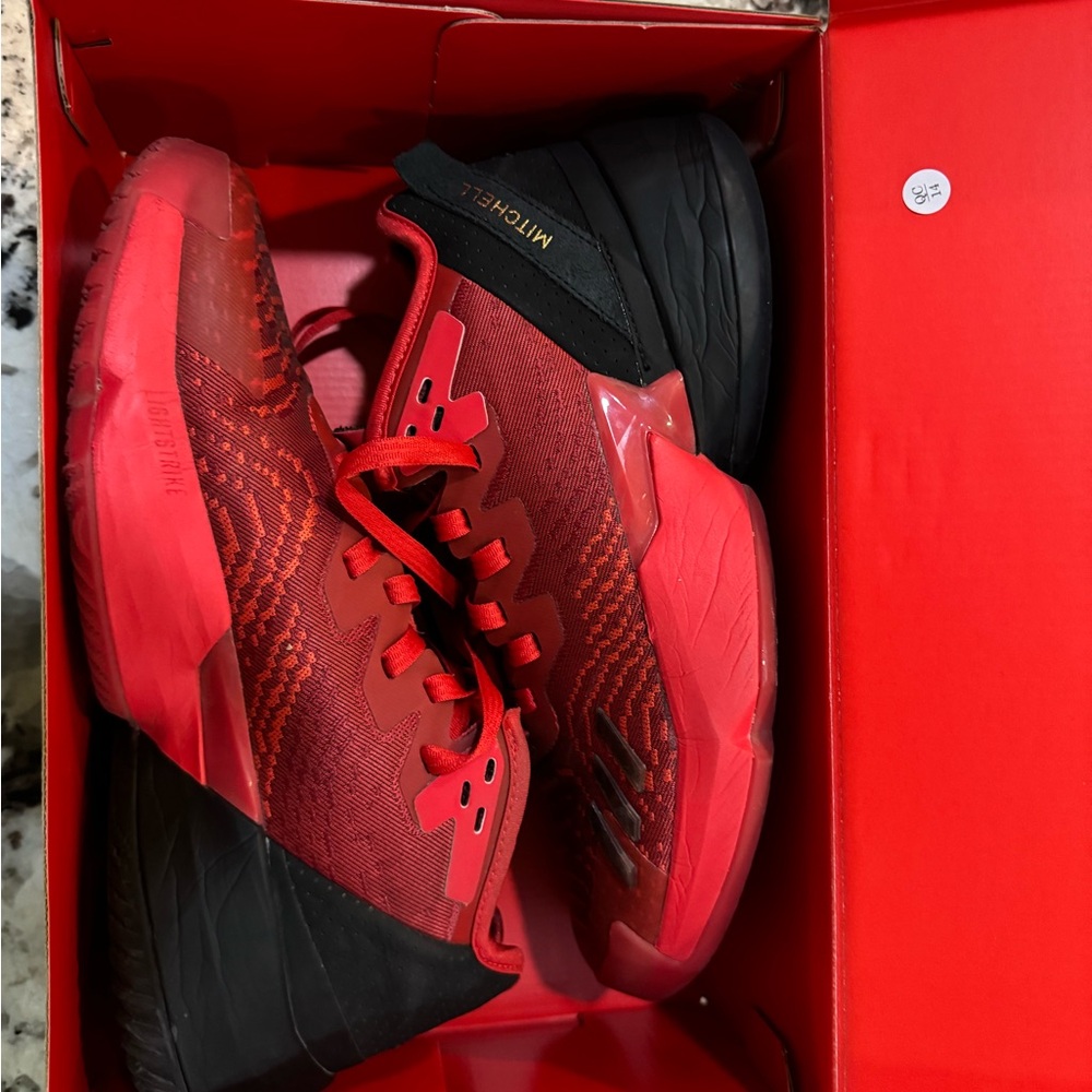 Donovan Mitchell D.O.N. Issue 4 basketball shoe